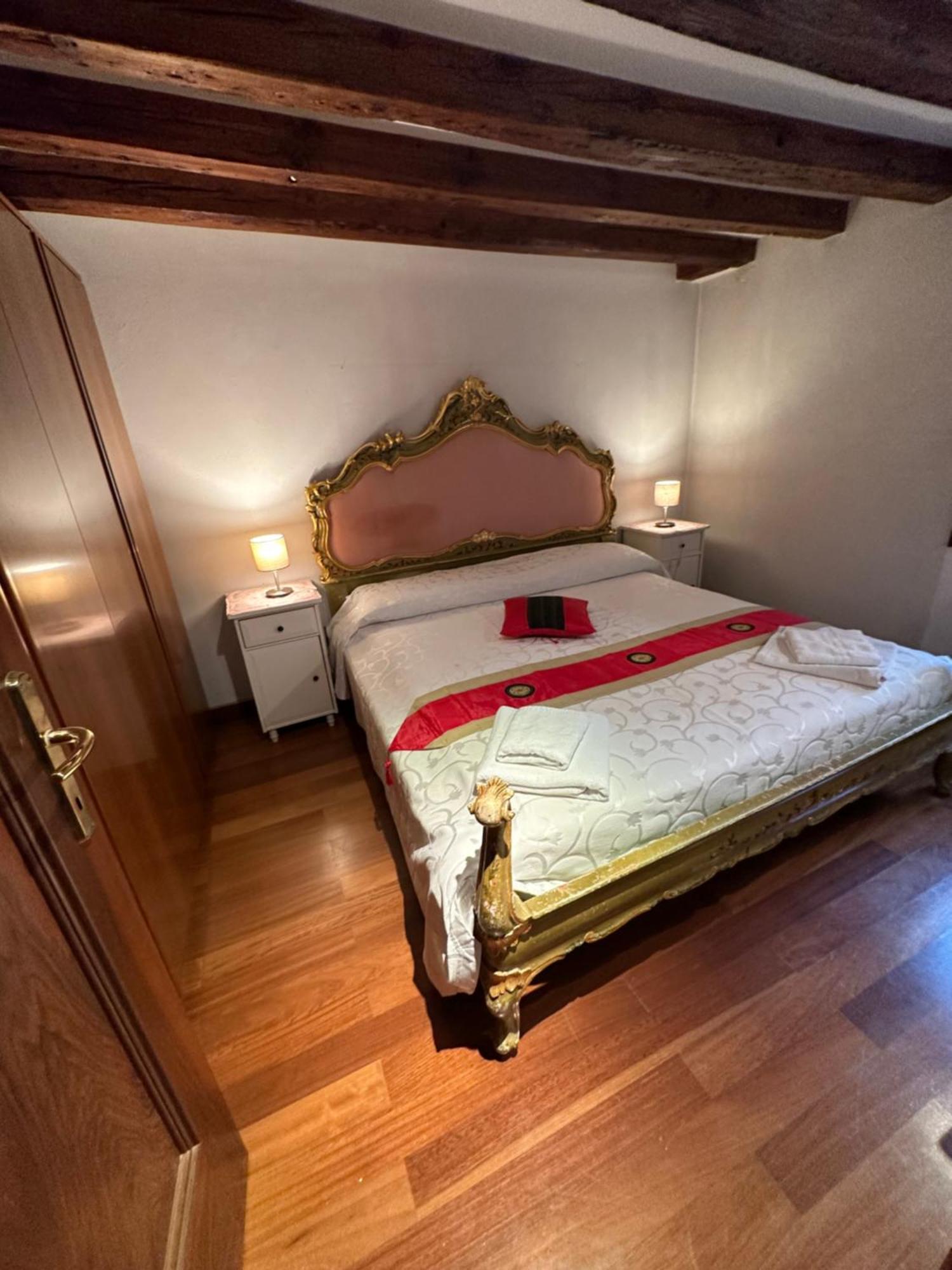 1 Ca'Del Traghetto Family Apartment Venetië Buitenkant foto